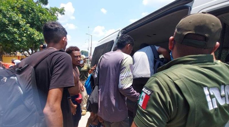 Batean los 110 dólares mensuales de López Obrador: Integrantes de la caravana migrante denuncian estrategias de retención del INM y rechazan retornar a sus países de origen