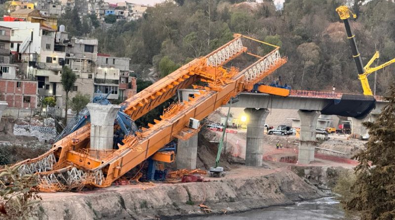 Sin lesionados: Se desploma lanzadora de dovelas en construcción del Tren Interurbano en la Ciudad de México