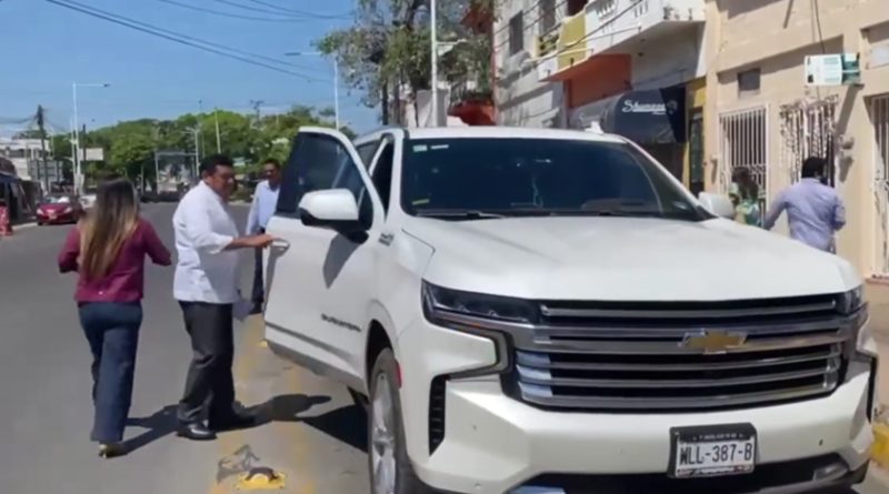 AMLO “regaña” a Javier May, candidato de Morena a gobernador de Tabasco, por usar camionetas de lujo