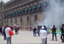 Normalistas de Ayotzinapa lanzan cohetones a Palacio Nacional dejando 12 policías heridos