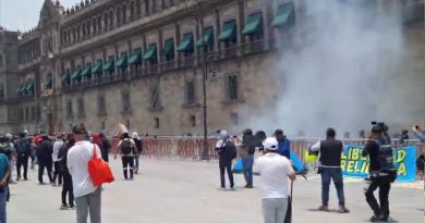 Normalistas de Ayotzinapa lanzan cohetones a Palacio Nacional dejando 12 policías heridos