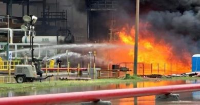 Incendio en refinería de Pemex en Salina Cruz, Oaxaca, causa alarma entre la población tras explosión y columnas de humo negro; fueron desalojados de emergencia