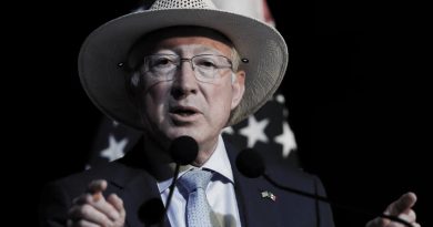 Ken Salazar: “La democracia está en riesgo, incluso en América Latina”; llama a unidad con México