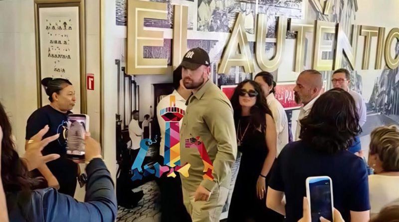 Sorprende Salma Hayek llegando al Café de La Parroquia en Veracruz