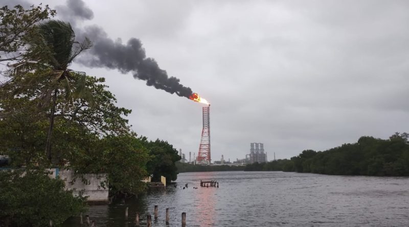 Bajo el humo de la Refinería Olmeca en Dos Bocas: bebés enfermos y abortos mientras el gobierno presume “soberanía”
