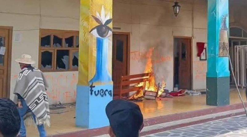 Indígenas estallan contra el narcoestado en Chilchota: incendian vehículos y toman alcaldía tras asesinato de comuneros